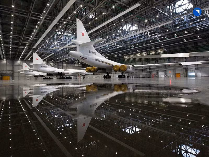 Hình ảnh ông Putin vào buồng lái máy bay ném bom Tu-160M