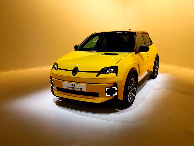 Xe điện Renault 5 E-Tech có thiết kế đẹp mắt, hào nhoáng sắp ra mắt lần đầu tại Geneva, là sự tái hiện lấy cảm hứng từ phong cách cổ điển của mẫu xe hatchback phổ biến từ năm 1972. Chùm ảnh triển lãm ô tô quốc tế Geneva sau 5 năm bị trì hoãn