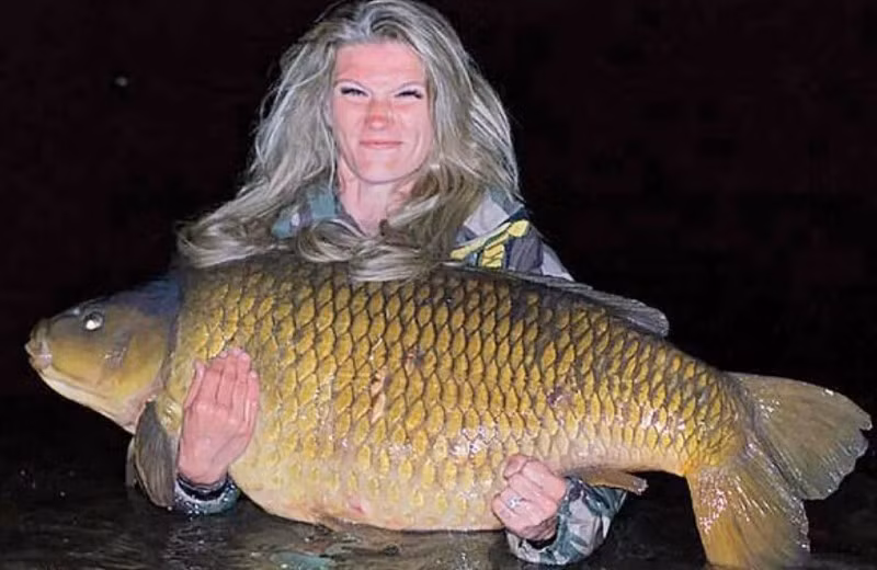 Cô Ria Bignell, 27 tuổi, đã phá kỷ lục bắt được con cá chép lớn nhất của một phụ nữ ở Anh với con cá nặng hơn 29kg. Chùm ảnh cậu bé 11 tuổi phá kỷ lục khi câu được cá khổng lồ