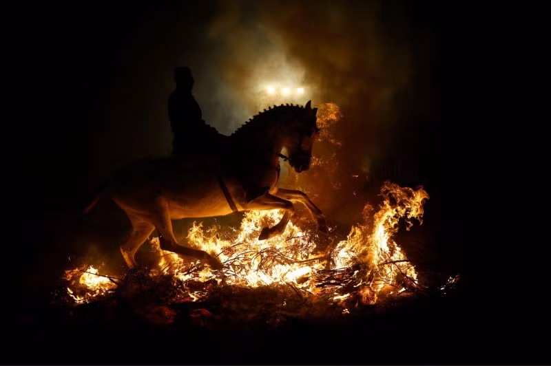 Một tay đua vượt qua ngọn lửa trong lễ kỷ niệm "Luminarias" hàng năm vào đêm trước Ngày Thánh Anthony, vị thánh bảo trợ động vật của Tây Ban Nha. Những bức ảnh độc đáo nhất 2023 (phần 1)