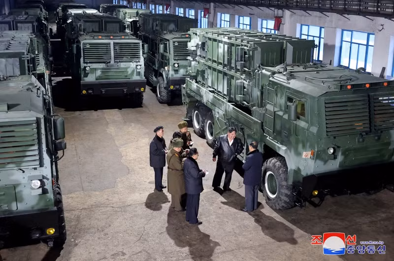Ông bày tỏ sự hài lòng cao độ trước việc các nhà máy đã thực hiện thành công kế hoạch triển khai vũ khí, trang bị loại mới cho các đơn vị tổ hợp lớn tuyến đầu và các đơn vị tên lửa lớn. Chùm ảnh ông Kim Jong Un thị sát các nhà máy sản xuất vũ khí lớn