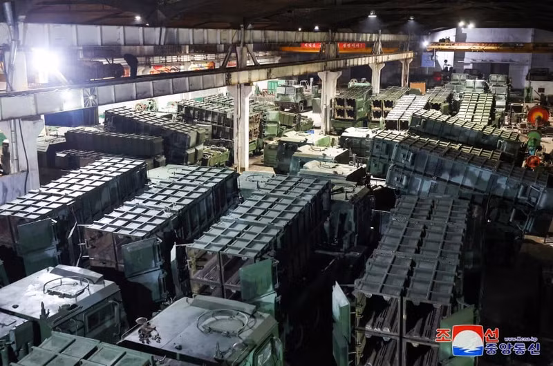 Ông nhấn mạnh ngành công nghiệp đạn dược cần bám sát và tích cực đẩy nhanh mục tiêu thiết lập các quy trình sản xuất tiên tiến, không ngừng mở rộng năng lực sản xuất, hiện đại hóa. Chùm ảnh ông Kim Jong Un thị sát các nhà máy sản xuất vũ khí lớn
