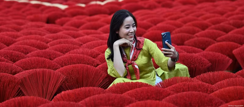 Cô Hoa đã làm hương 30 năm. Cô cho biết, làng hương này là điểm đến yêu thích của những người thích chụp ảnh. Điều này đã tạo ra một nguồn thu nhập cho làng. Hình ảnh làng hương Việt Nam trên báo nước ngoài