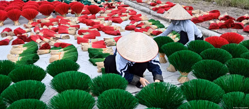Tuy nhiên, họ cũng nhuộm vàu vàng, màu xanh theo nhu cầu của khách. Đa số những bức ảnh đầy sắc màu sẽ được khách chụp và đăng tải trên các mạng xã hội. Hình ảnh làng hương Việt Nam trên báo nước ngoài