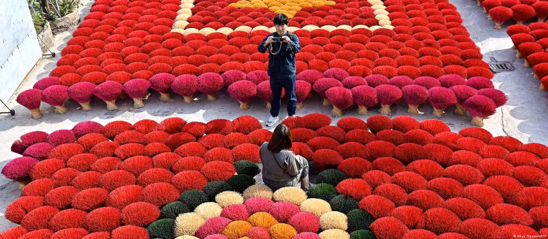 Một chủ xưởng làm hương cho biết, vào dịp cao điểm khi nhiều người tới làng, xưởng phải cử người ra hướng dẫn và chọn góc chụp ảnh đẹp cho khách. Hình ảnh làng hương Việt Nam trên báo nước ngoài