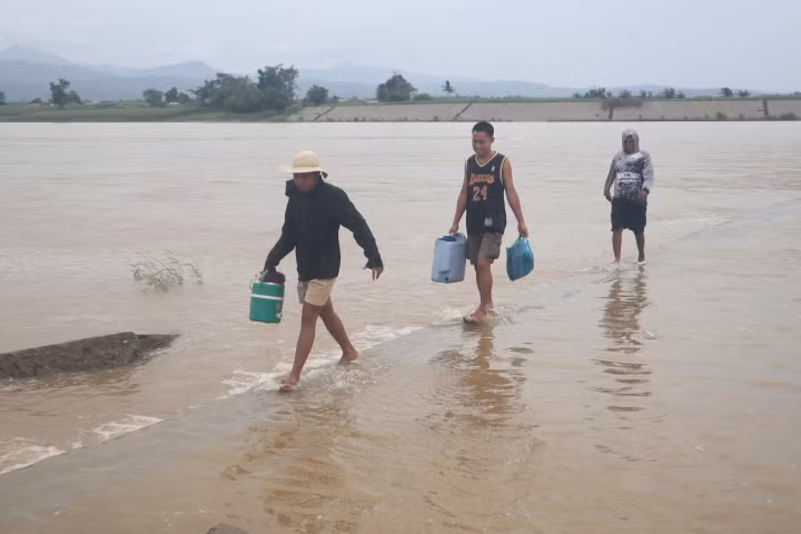 Nhân viên bảo vệ bờ biển đã dùng thuyền cao su và dây thừng để sơ tán dân làng mắc kẹt bởi nước ngập ngang thắt lưng trong các ngôi nhà tại ngôi làng ở thị trấn Bacarra ở Ilocos Norte. Chùm ảnh siêu bão Doksuri tàn phá Philippines