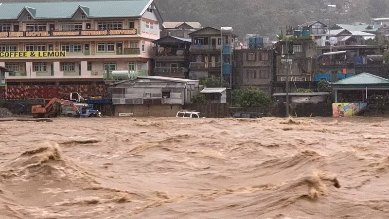 Doksuri yếu đi một chút nhưng vẫn nguy hiểm và gây chết người với sức gió duy trì 175 km/h và gió giật lên tới 240 km/h. Chùm ảnh siêu bão Doksuri tàn phá Philippines