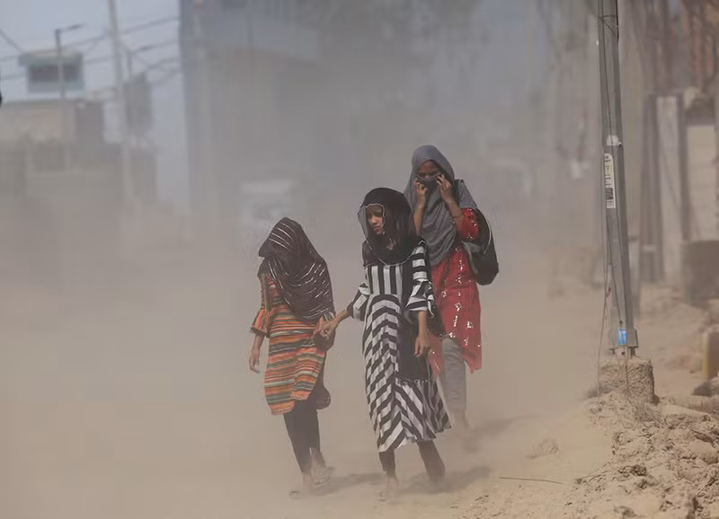 Đường phố ở Mungeshpur ở phía tây bắc Delhi vắng tanh và hầu hết các cửa hàng đều đóng cửa khi người dân ở trong nhà để tránh nóng. Chùm ảnh thủ đô Ấn Độ vật vã trong cái nóng gần 53 độ C