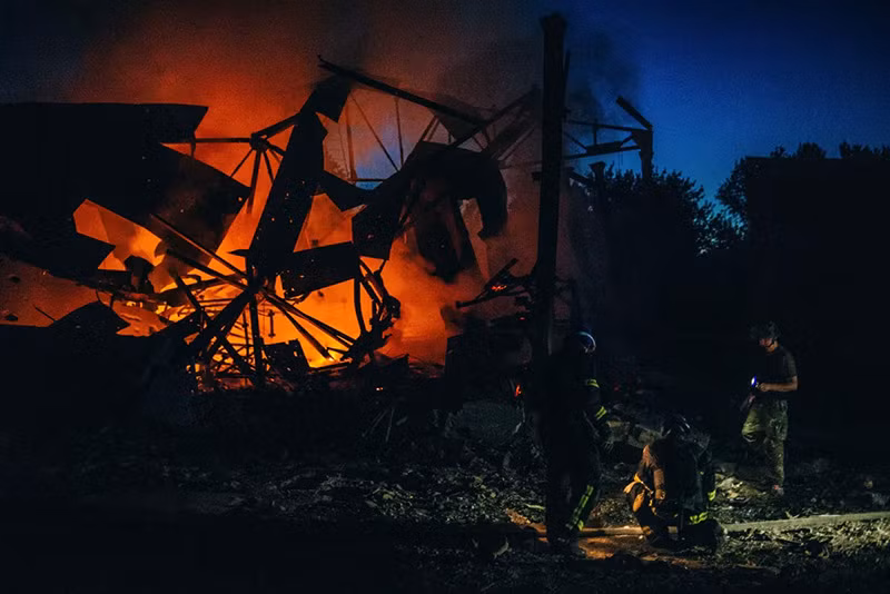Bức ảnh về một đêm ở Druzhkivka, vùng Donetsk trong loạt ảnh "Chiến tranh mang tính cá nhân". Tác phẩm đặc biệt trong danh sách đoạt giải Ảnh Báo chí Thế giới 2024