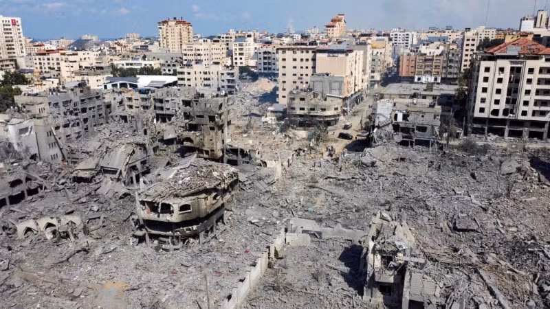 Ít nhất 12.600 ngôi nhà bị thiệt hại do các cuộc không kích của Israel trên khắp khu vực, nhiều người đối mặt với tình trạng thiếu nước, nhiên liệu và vật tư y tế trầm trọng. (Ảnh: Reuters). Hình ảnh thể hiện quy mô tàn phá từ cuộc không kích của Israel vào Gaza