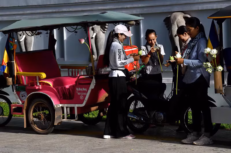 Chùm ảnh nữ tài xế tuk-tuk chống lại định kiến trên đường tới bình đẳng giới