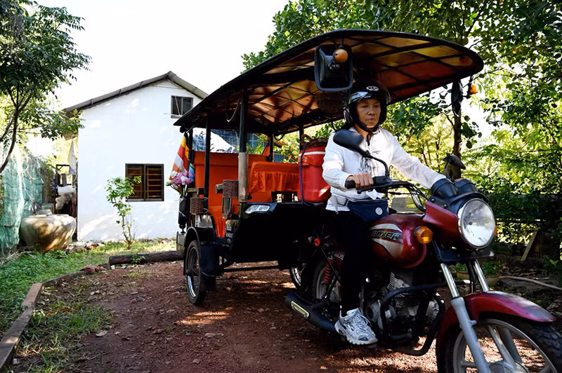 Chùm ảnh nữ tài xế tuk-tuk chống lại định kiến trên đường tới bình đẳng giới