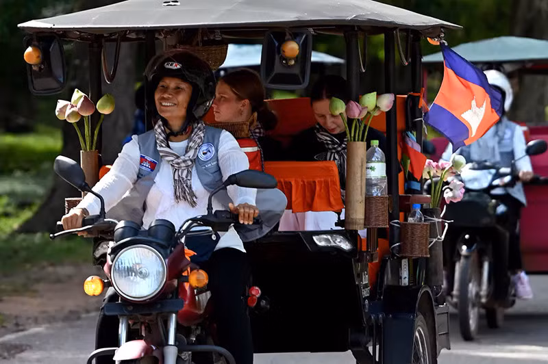 Chùm ảnh nữ tài xế tuk-tuk chống lại định kiến trên đường tới bình đẳng giới