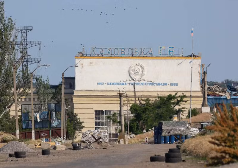 Tình trạng khẩn cấp đã được đưa ra trên lãnh thổ của quận đô thị Novokakhovka thuộc vùng Kherson sau vụ tấn công vào nhà máy thủy điện Kakhovka. Chùm ảnh nhà máy thủy điện Kakhovka ngập lụt sau khi bị pháo kích
