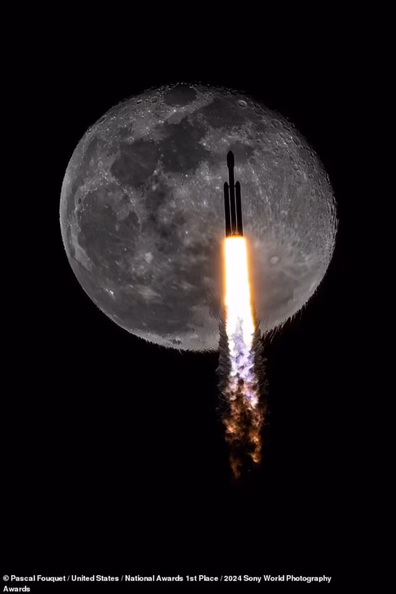 Nhiếp ảnh gia Pascal Fouquet ở Orlando, Mỹ đã chụp được bức ảnh tên lửa SpaceX Falcon Heavy chở tàu vũ trụ X-37B lên quỹ đạo vào ngày 28/12/2023. Loạt tác phẩm đoạt giải thưởng ảnh thế giới 2024 của Sony