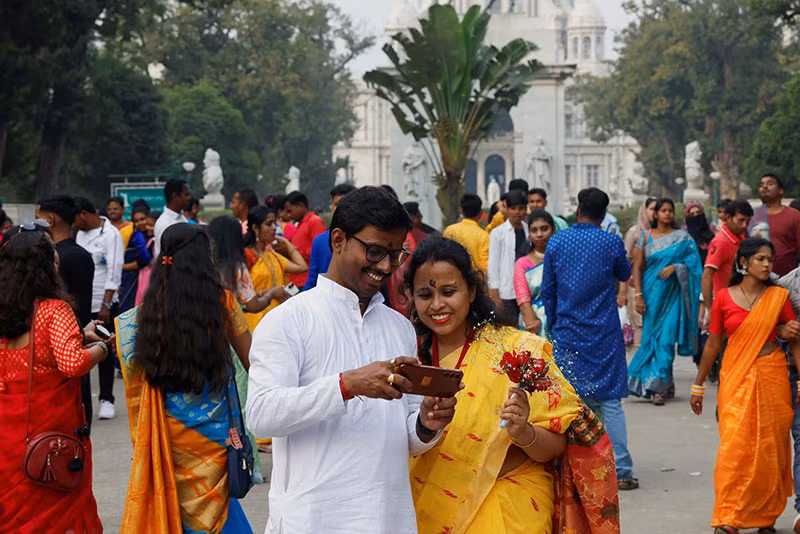 Một cặp đôi mặc trang phục truyền thống của Bengali nhân dịp diễn ra lễ hội Basant Panchami của đạo Hindu và ngày Lễ Tình nhân, ở Kolkata, Ấn Độ, ngày 14/2. (Ảnh: REUTERS/Sahiba) Chùm ảnh thế giới trong ngày Lễ Tình nhân