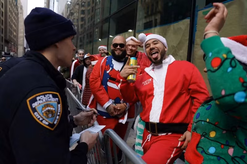 Chùm ảnh đường phố New York đỏ rực hình ảnh ông già Noel 