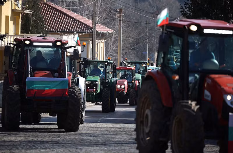 Nông dân Bulgaria lái máy kéo trong cuộc biểu tình ở thị trấn Breznik, Bulgaria, ngày 6/2. (Ảnh: REUTERS/Stoyan Nenov) Hình ảnh nông dân tiếp tục xuống đường khắp châu Âu