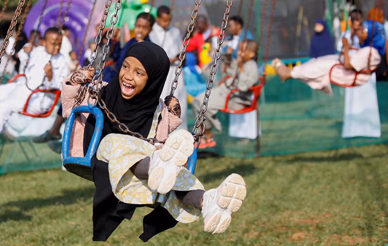 Trẻ em Hồi giáo chơi đùa trong ngày lễ Eid al-Adha của người Hồi giáo sau khi tham dự buổi cầu nguyện tại Sân câu lạc bộ Hồi giáo Sir Ali ở Nairobi, Kenya, ngày 16/6. Ảnh: REUTERS/Monicah Mwangi Chùm ảnh người Hồi giáo trên khắp thế giới mừng lễ hiến tế