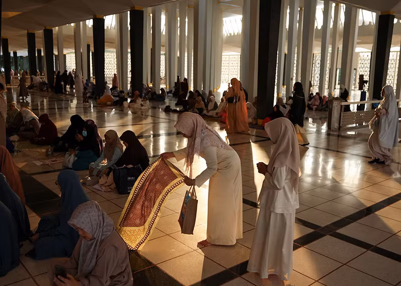 Người Hồi giáo tham dự buổi cầu nguyện tập thể trong lễ kỷ niệm Eid al-Adha ở Kuala Lumpur, Malaysia, ngày 17/6. Ảnh: REUTERS/Hasnoor Hussain Chùm ảnh người Hồi giáo trên khắp thế giới mừng lễ hiến tế