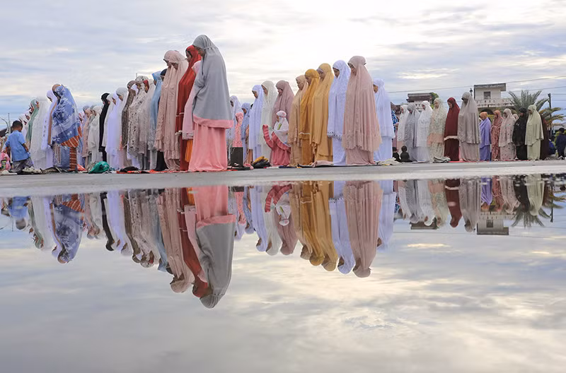 Người Hồi giáo Indonesia cầu nguyện tập thể tại Baitul Makmur Grand Masque trong lễ kỷ niệm Eid al-Adha ở Meulaboh, Indonesia, ngày 17/6/2024. Ảnh: Antara Foto/Syifa Yulinnas/ REUTERS Chùm ảnh người Hồi giáo trên khắp thế giới mừng lễ hiến tế