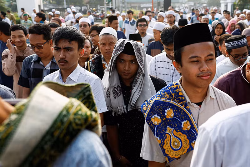 Người Hồi giáo Indonesia rời đi sau khi tham dự các buổi cầu nguyện tập thể trong lễ kỷ niệm Eid al-Adha ở Jakarta, Indonesia, ngày 17/6. Ảnh: REUTERS/Willy Kurniawan Chùm ảnh người Hồi giáo trên khắp thế giới mừng lễ hiến tế