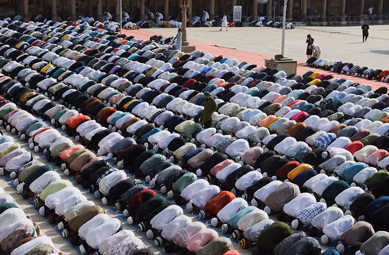 Người Hồi giáo cầu nguyện tại một nhà thờ Hồi giáo nhân dịp lễ hội Eid al-Adha, ở Ahmedabad, Ấn Độ, ngày 17/6. Ảnh: REUTERS/Amit Dave Chùm ảnh người Hồi giáo trên khắp thế giới mừng lễ hiến tế