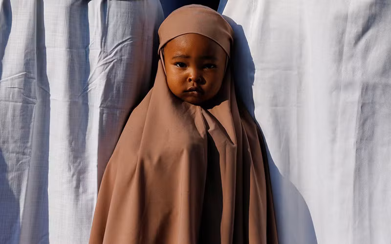 Một đứa trẻ Hồi giáo tham dự buổi cầu nguyện đánh dấu ngày lễ Eid al-Adha của người Hồi giáo tại khuôn viên nhà thờ Hồi giáo Huruma Jamia ở Nairobi, Kenya, ngày 16/6. Ảnh: REUTERS/Thomas Mukoya Chùm ảnh người Hồi giáo trên khắp thế giới mừng lễ hiến tế