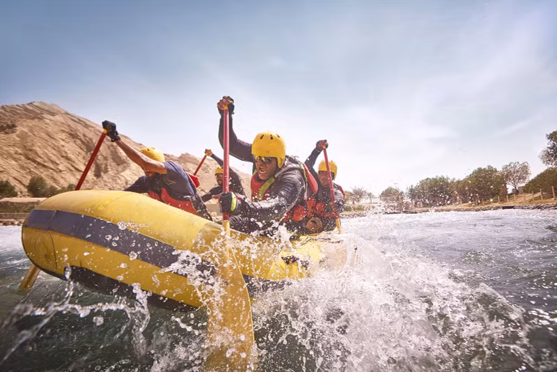 Hàng năm, từ tháng 11 đến tháng 3, những người chèo thuyền kayak slalom từ Châu Âu và Nga hội tụ về công viên để tham gia các buổi huấn luyện chuyên sâu. Chùm ảnh sông nhân tạo trị giá 50 triệu USD giữa sa mạc