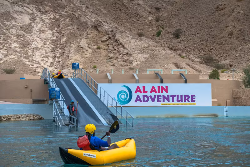 Công viên Phiêu lưu Al Ain tự hào có trải nghiệm chèo thuyền kayak và đi bè đẳng cấp thế giới. Các kênh nước trắng kéo dài 1,2 km. Chùm ảnh sông nhân tạo trị giá 50 triệu USD giữa sa mạc