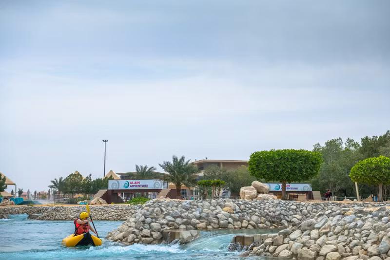 Công viên mang đến một hành trình đầy thử thách cho người chèo thuyền kayak và chèo bè ở mọi trình độ. Chùm ảnh sông nhân tạo trị giá 50 triệu USD giữa sa mạc