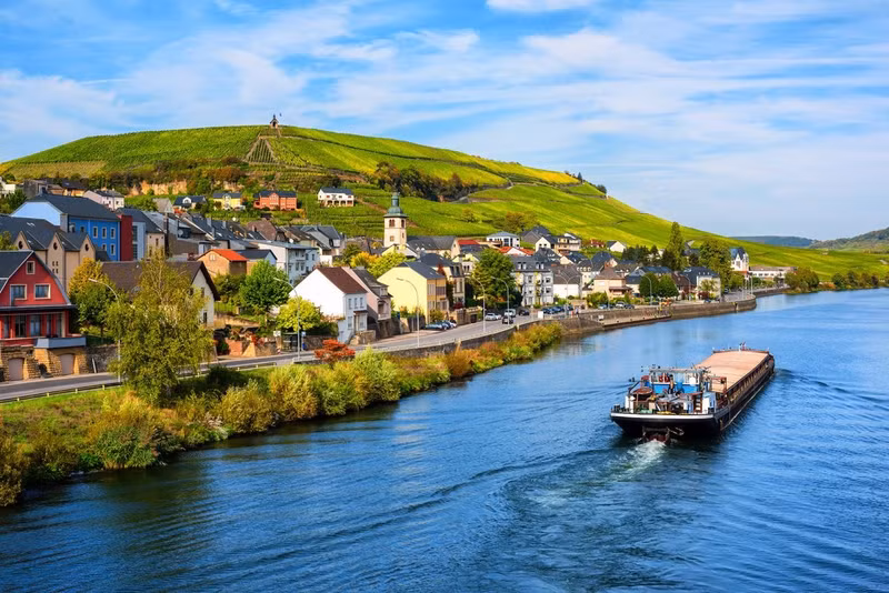 Luxembourg là 1 trong 5 quốc gia đứng ở vị trí số 4 trong bảng xếp hạng Chùm ảnh các quốc gia có hộ chiếu quyền lực nhất thế giới năm 2024