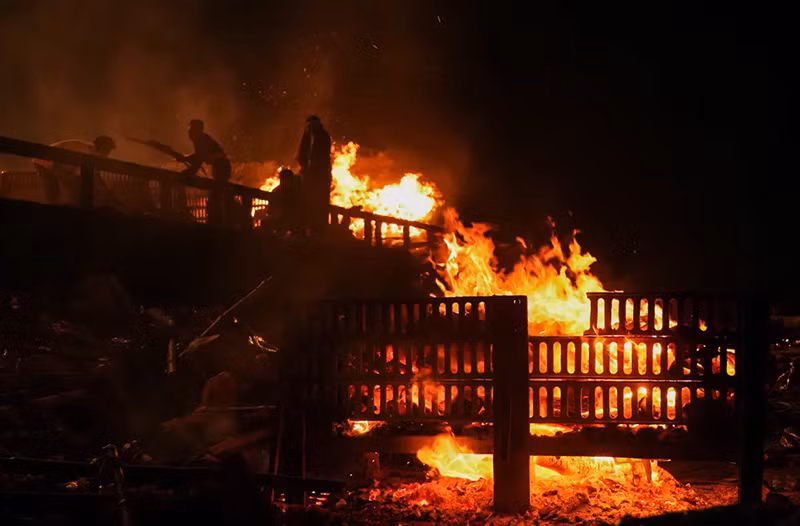 Ngọn lửa bùng cháy tại Manikarnika Ghat, một lò hỏa táng cổ nằm bên bờ sông Hằng. (Ảnh: Joseph Campbell/Reuters). Chùm ảnh nơi những lão niên Hindu cố gắng phá vỡ vòng luân hồi