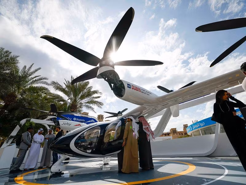 Các cơ quan chính phủ ở Abu Dhabi đã ký kết các thỏa thuận với các nhà sản xuất máy bay cất cánh thẳng đứng bằng điện cũng như các nhà cung cấp dịch vụ, chẳng hạn như Archer Aviation và Joby. Chùm ảnh Abu Dhabi thử nghiệm taxi bay chạy điện