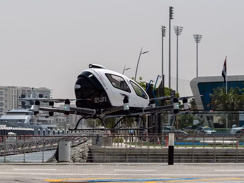 Triển vọng về chuyến đi kéo dài 30 phút, hoặc ít hơn, bằng taxi hàng không giữa Abu Dhabi và Dubai đang trở nên rõ ràng. Theo kế hoạch, đây có thể là một lựa chọn cho khách du lịch sớm nhất là năm 2025-26. Chùm ảnh Abu Dhabi thử nghiệm taxi bay chạy điện