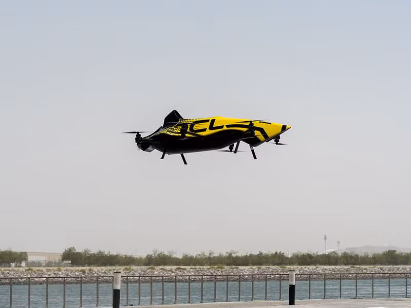 Sân bay cất cánh thẳng đứng hoạt động đầu tiên của UAE dành cho các máy bay trên đã được ra mắt tại Abu Dhabi. Cơ sở này dựa trên khung pháp lý toàn diện do Cơ quan Hàng không Dân dụng Chung (GCAA) của UAE đặt ra. Chùm ảnh Abu Dhabi thử nghiệm taxi bay chạy điện