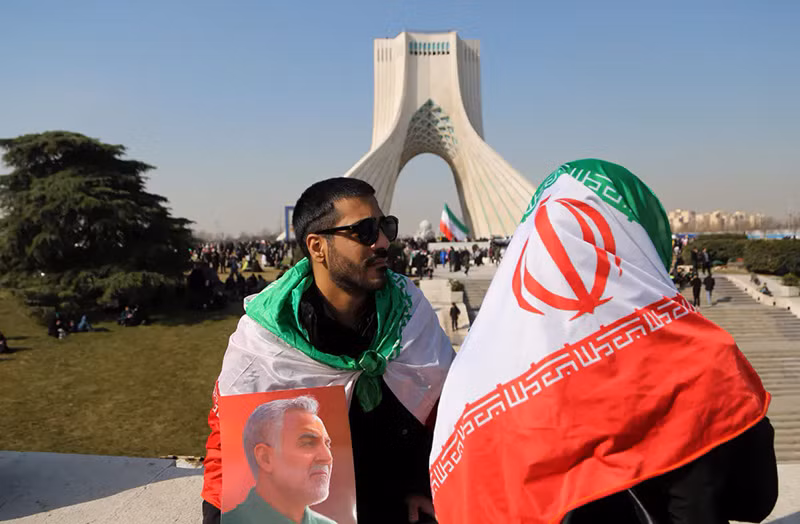 Một người Iran cầm tấm áp phích có hình cố Tướng Qassem Soleimani, lãnh đạo Lực lượng Vệ binh Cách mạng Hồi giáo thiệt mạng trong cuộc tấn công của Mỹ tháng 1/2020 tại Iraq. Iran kỷ niệm 45 năm Cách mạng Hồi giáo trong tình hình nóng