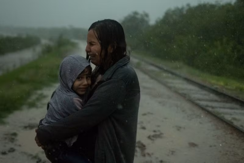 Một người mẹ xin tị nạn từ Trung Mỹ khóc khi bế con trai sau khi vượt sông Rio Grande từ Mexico vào Mỹ ở La Joya, Texas, ngày 19/5/2021. Chùm ảnh tuyến đường di cư nguy hiểm nhất thế giới