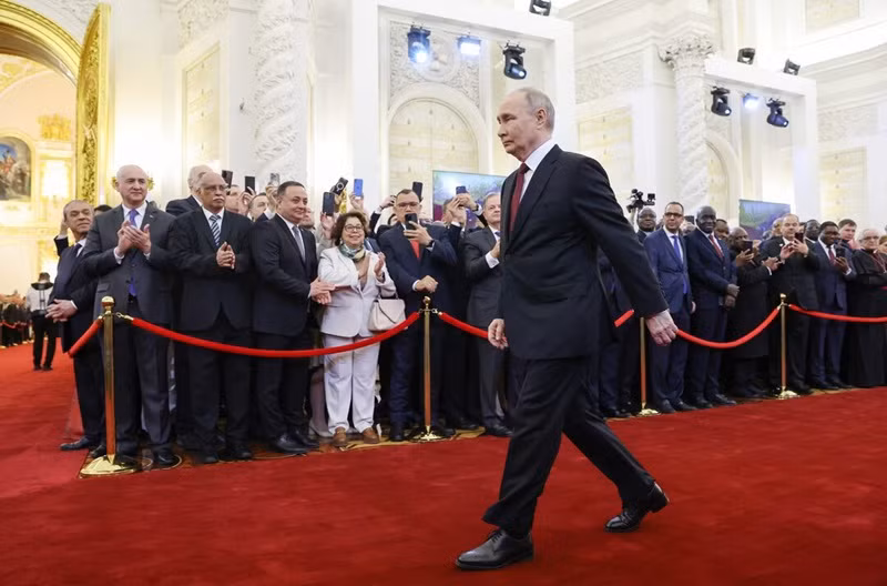Trong bài phát biểu nhậm chức, ông Putin cho biết, phương Tây sẽ quyết định xem họ muốn tham gia đối thoại với Nga hay theo đuổi sự gây hấn không ngừng nhằm cản trở sự phát triển của đất nước. Hình ảnh ông Putin tuyên thệ nhậm chức tại điện Kremlin
