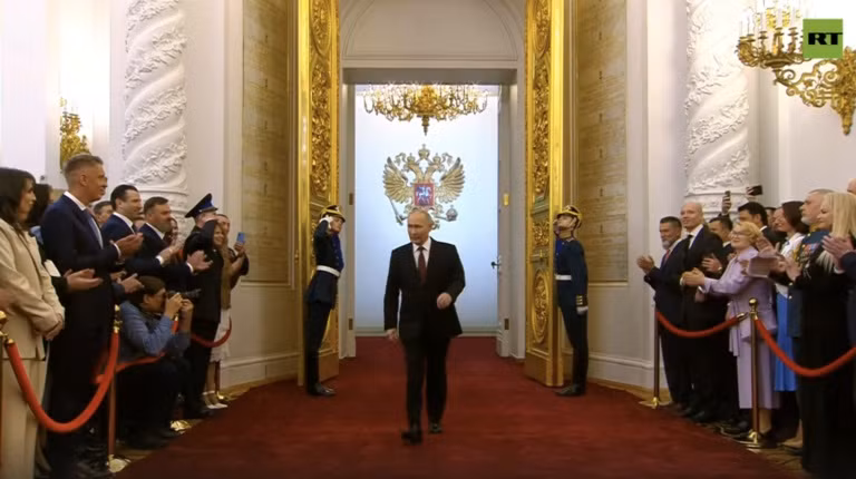Ông Putin, 71 tuổi, tái đắc cử hồi đầu năm nay với tỷ lệ phiếu bầu kỷ lục 87,28%. Buổi lễ nhậm chức có sự tham dự của hàng chục quan chức, trong đó có các quan chức cấp cao của quốc hội và tòa án hiến pháp. Hình ảnh ông Putin tuyên thệ nhậm chức tại điện Kremlin