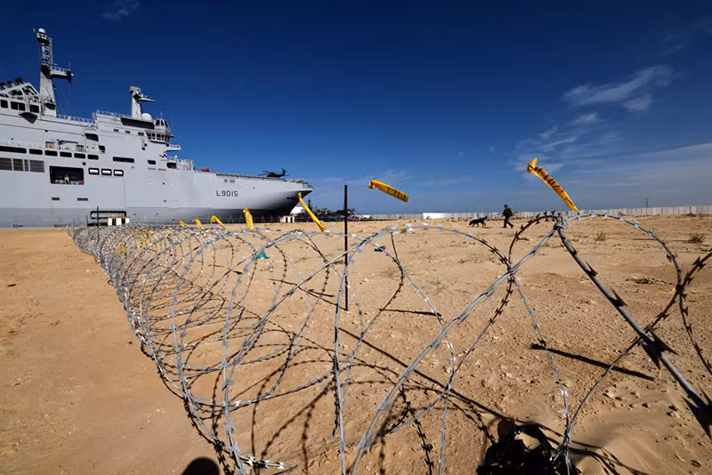 Dixmude, một tàu sân bay trực thăng của Pháp, đã cập cảng El Arish của Ai Cập, cách Dải Gaza 50 km về phía tây, từ tháng 11. Tàu được trang bị phòng mổ và 70 nhân viên y tế. Chùm ảnh người Palestine được điều trị trên tàu chiến Pháp