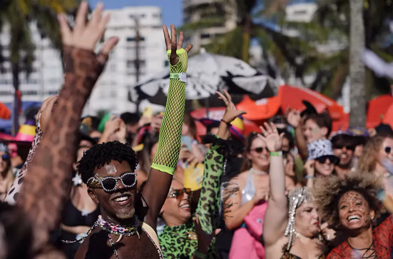 Những người vui chơi tham dự bữa tiệc hàng năm "Amigos da Onca" trong lễ hội Carnival ở Rio de Janeiro. (Ảnh: Ricardo Moraes/Reuters). Chùm ảnh rực rỡ lễ hội hóa trang Carnival 2024 ở Brazil