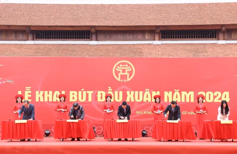 Hình ảnh Chủ tịch nước dâng hương, khai bút đầu Xuân năm 2024