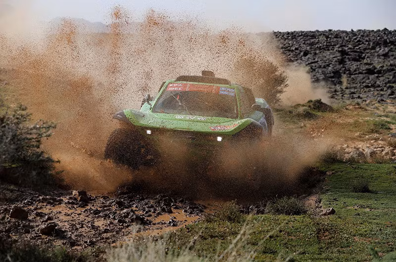 Francois Cousin của Compagnie des Dunes và đồng tài xế Stephane Cousin ở chặng 1. Hình ảnh ấn tượng trên đường đua xe địa hình khốc liệt nhất hành tinh