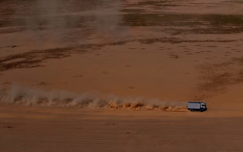 Michael Baumann của đội Q Motorsport cùng với đồng tài xế Philipp Beier và thợ cơ khí Sebastian Lindner trong chặng 2. Hình ảnh ấn tượng trên đường đua xe địa hình khốc liệt nhất hành tinh