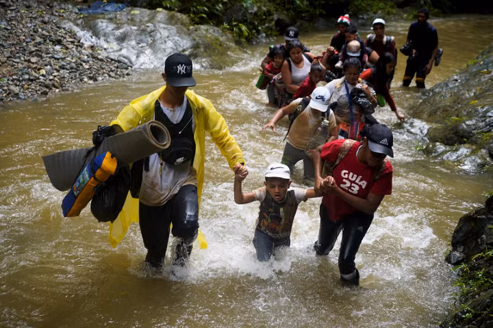 Sâu trong rừng rậm Panama, Franca Ramirez - một người di cư người Venezuela, đang vật lộn để đến vùng đất cao hơn khi một dòng sông chảy xiết vỡ bờ. Chùm ảnh địa ngục của người di cư nhưng hấp dẫn người ưa khám phá