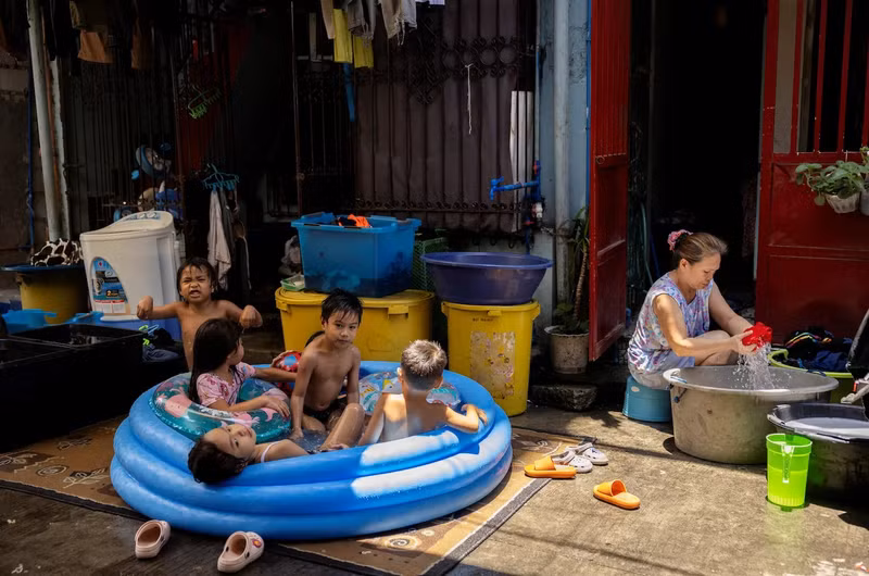 Một quan chức ngành giáo dục ở Philppines cho biết: “Chúng tôi đã nhận được báo cáo về tình trạng huyết áp cao, chóng mặt và ngất xỉu ở học sinh và giáo viên trong những ngày qua”. Chùm ảnh nóng như thiêu ở Philippines, nhiều trường học dạy trực tuyến