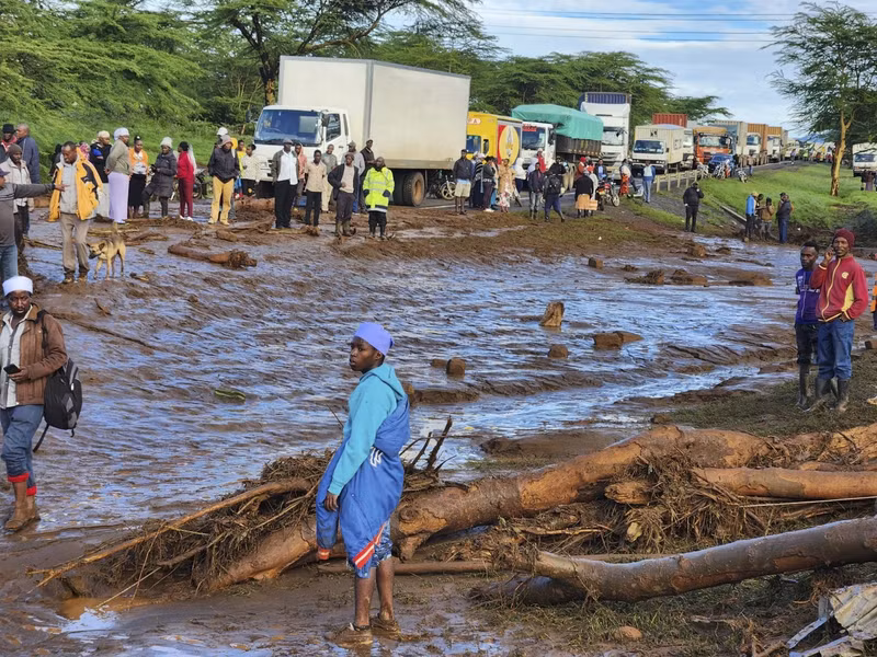 Quan chức cảnh sát Stephen Kirui nói với hãng tin AP rằng đập Old Kijabe, nằm ở khu vực Mai Mahiu bị sập và nước tràn xuống hạ lưu. Chùm ảnh vỡ đập khiến nhất 40 người thiệt mạng