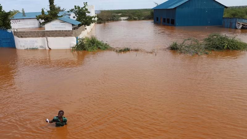 Sân bay chính của Kenya bị ngập hôm 27/4, buộc một số chuyến bay phải chuyển hướng. Mưa liên tục ở Kenya đã gây ra lũ lụt làm gần 100 người thiệt mạng và khiến việc mở cửa trường học bị hoãn lại. Chùm ảnh vỡ đập khiến nhất 40 người thiệt mạng