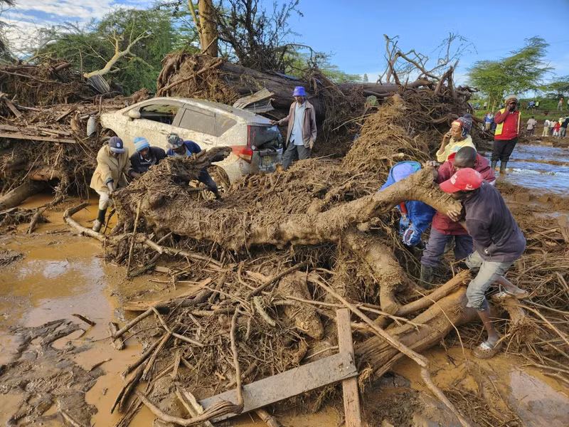 Mưa lớn đã đổ bộ khắp Kenya từ giữa tháng 3 và Cục Khí tượng đã cảnh báo sẽ có nhiều mưa hơn. Hơn 200.000 người trên khắp Kenya bị ảnh hưởng bởi lũ lụt, nhiều người dân phải trú ẩn trong các trường học. Chùm ảnh vỡ đập khiến nhất 40 người thiệt mạng